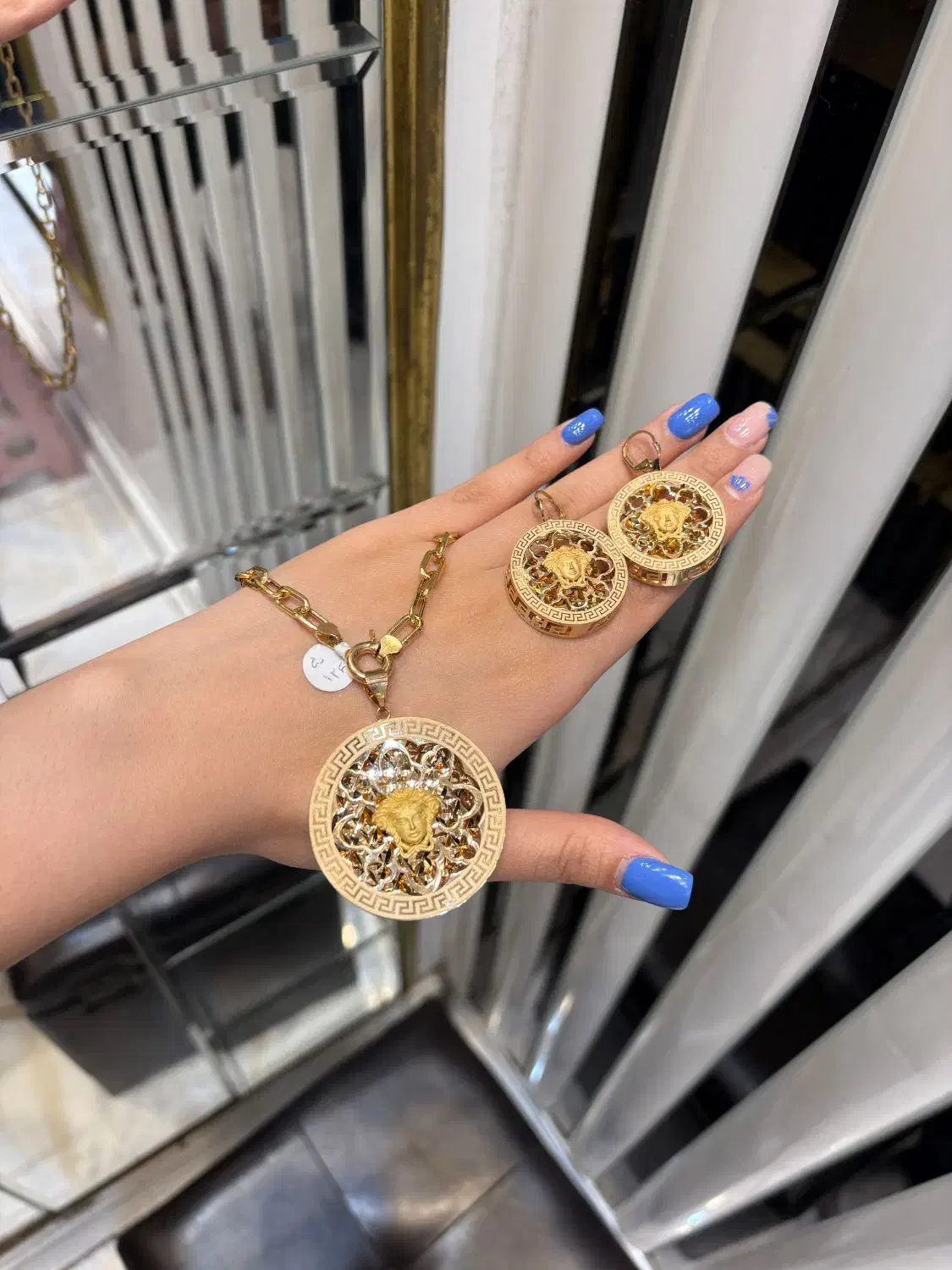 نیمست طلا نمادار ورساچه|جواهرات|دوگنبدان, |دیوار