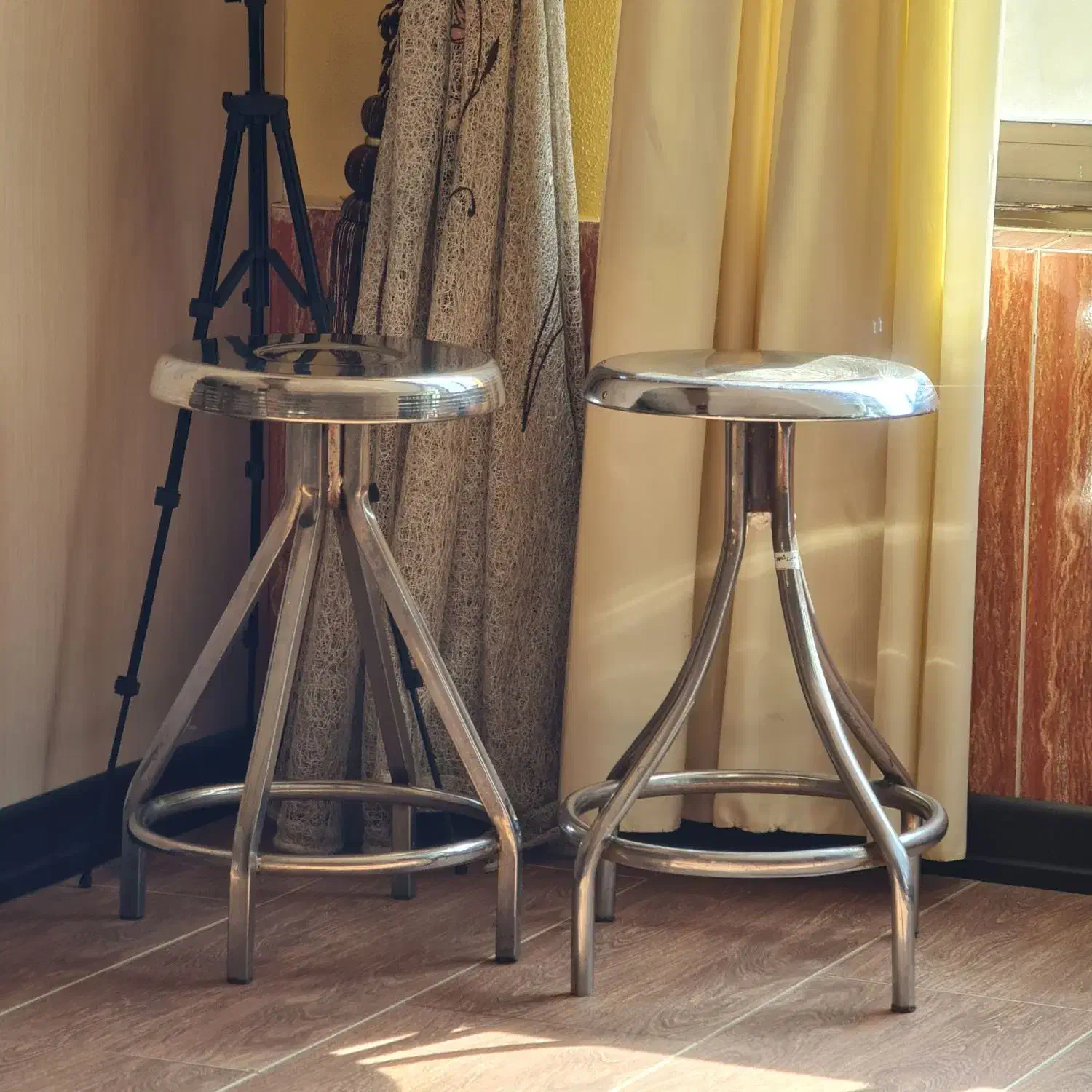 ۵ عدد صندلی ( فلزی آزمایشگاهی و چوبی )|صندلی و نیمکت|شاهینشهر, چمران|دیوار