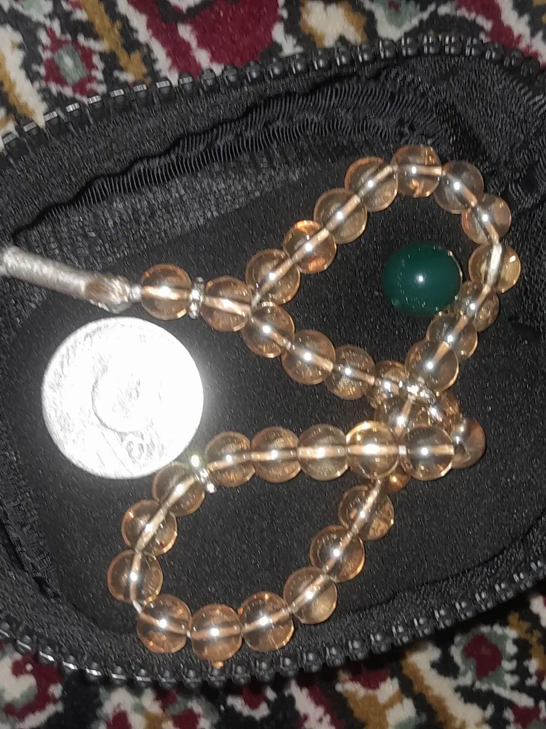 تسبیح سنگ سندلوس و یک مهره ویه سکه نقره|جواهرات|گرگان, |دیوار