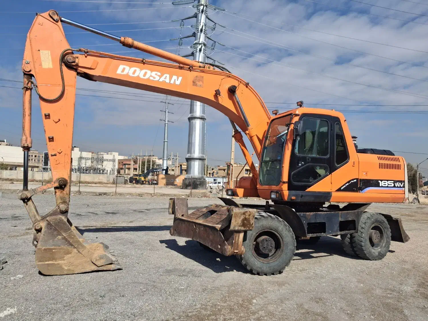 بیل لاستیکی دوسان ۱۸۵|خودرو سنگین|شیراز, ریشمک|دیوار