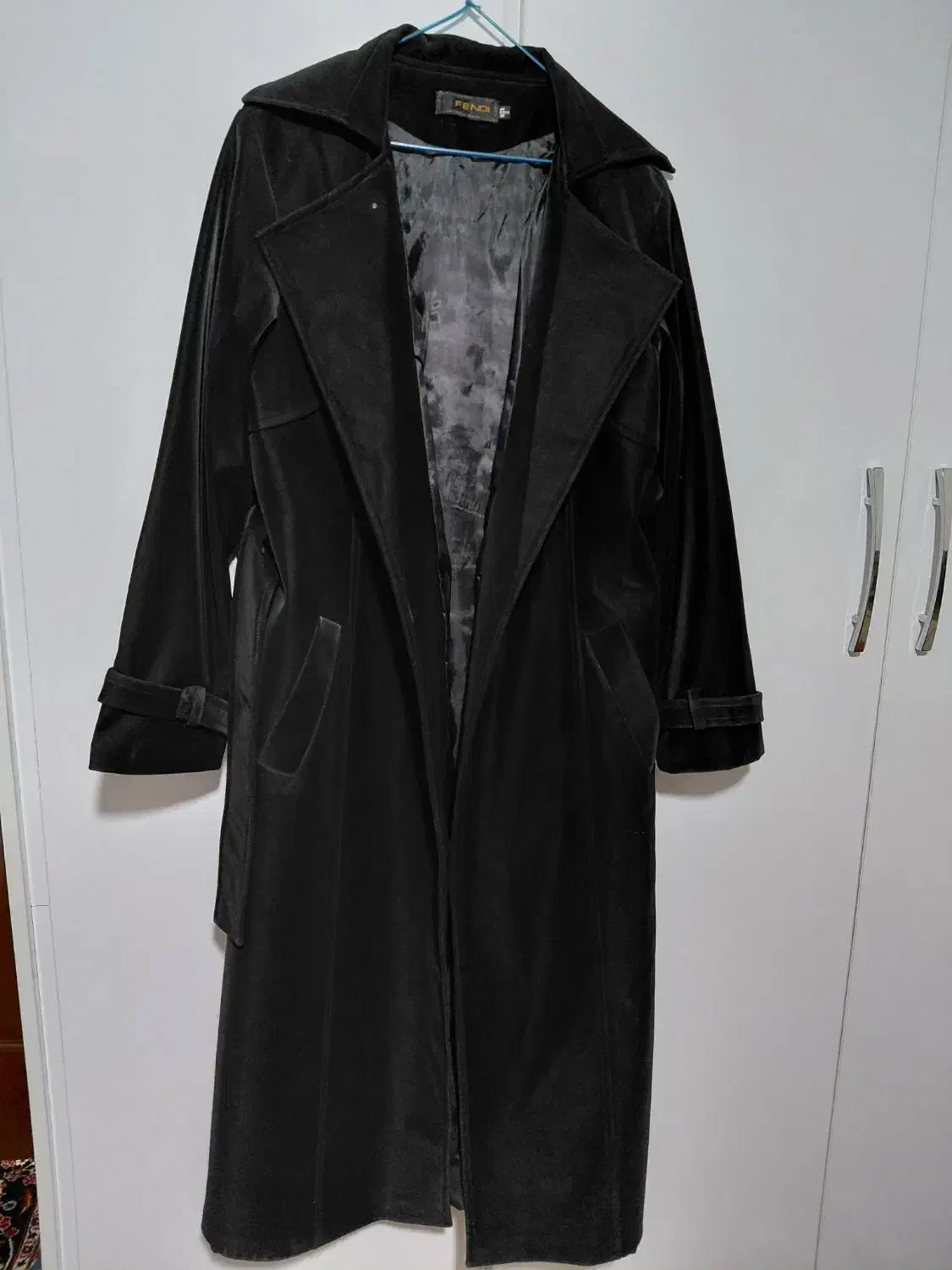 بارونی مشکی|لباس|یاسوج, |دیوار