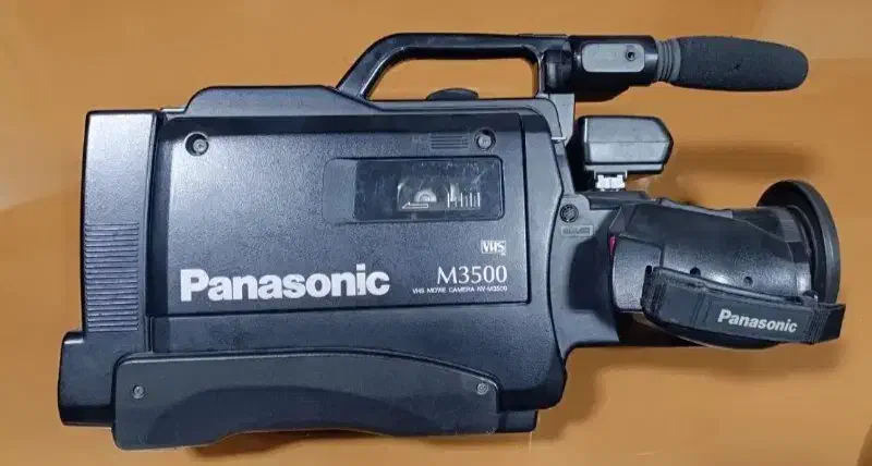 دستگاه مونتاژ فیلمبرداری قدیمی ویک عدد دوربین ۳۵۰۰|دوربین عکاسی و فیلم‌برداری|نور, |دیوار