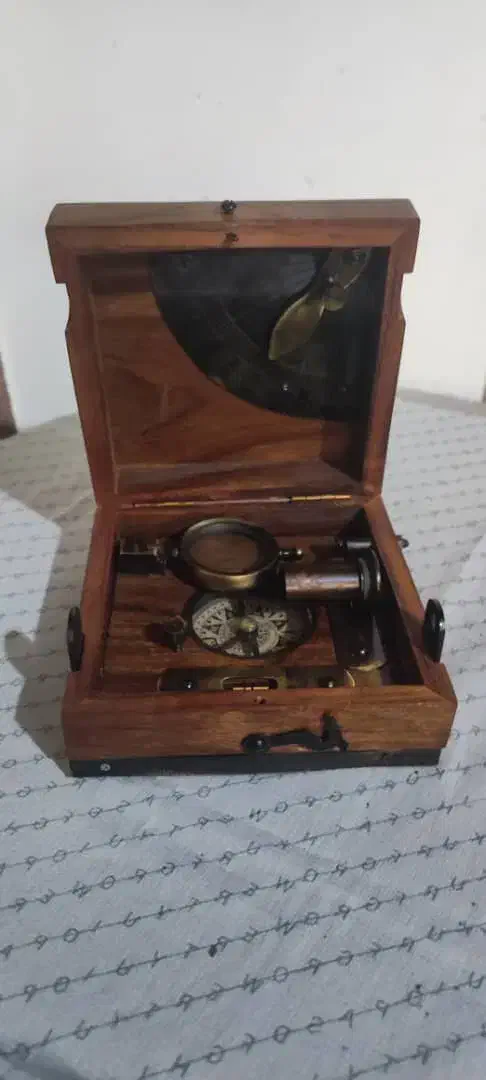 قطب نما|کلکسیون اشیاء عتیقه|ابریشم, |دیوار