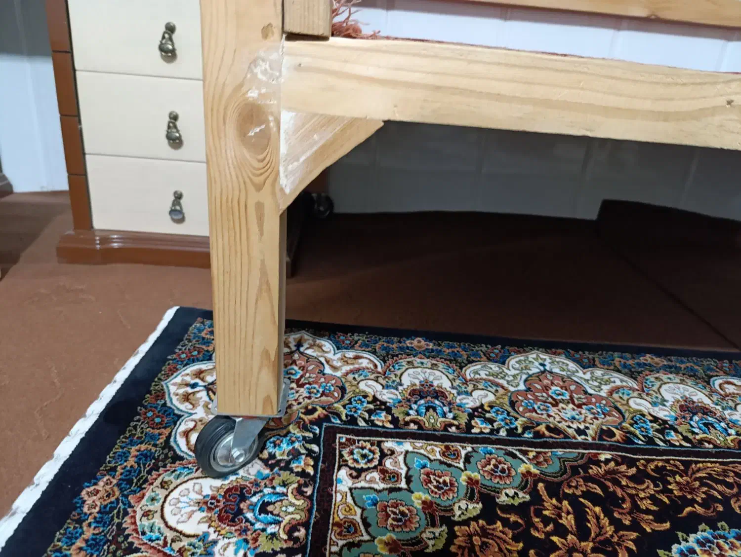 تخت چوبی با قابلیت جابجایی آسان|تخت و سرویس خواب|رباط‌کریم, الارد|دیوار