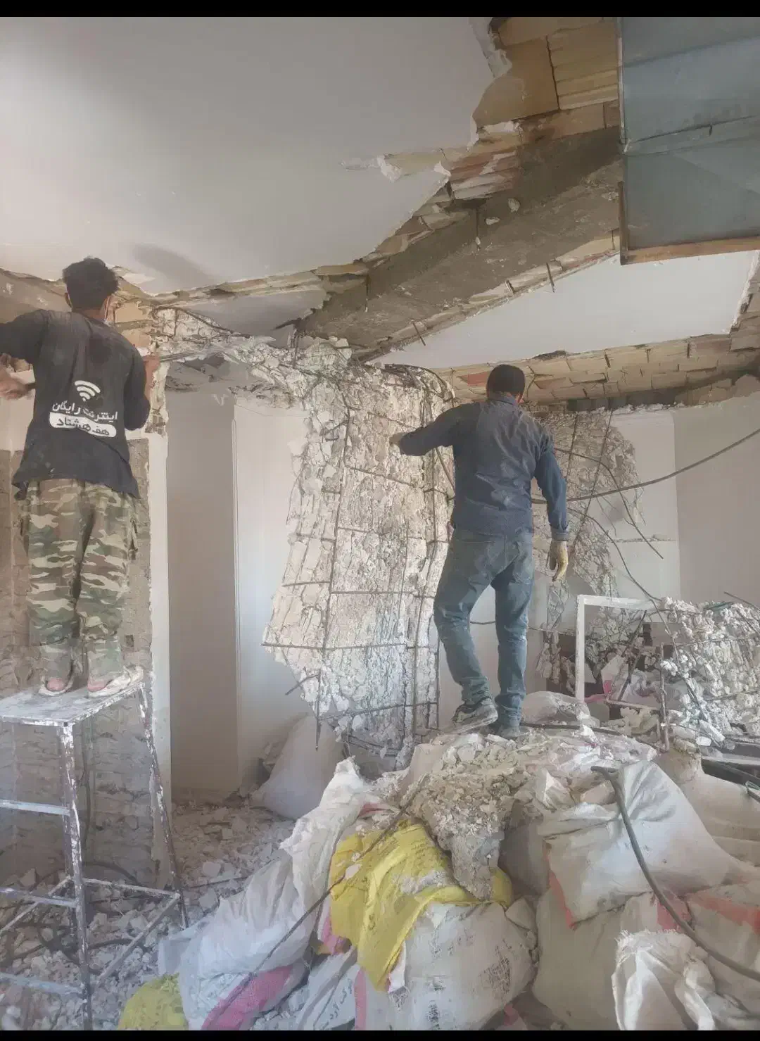 تخریب ساختمان کلی وجزئ تخریب کاری وبازسازی باکارگر|خدمات پیشه و مهارت|بندرعباس, |دیوار