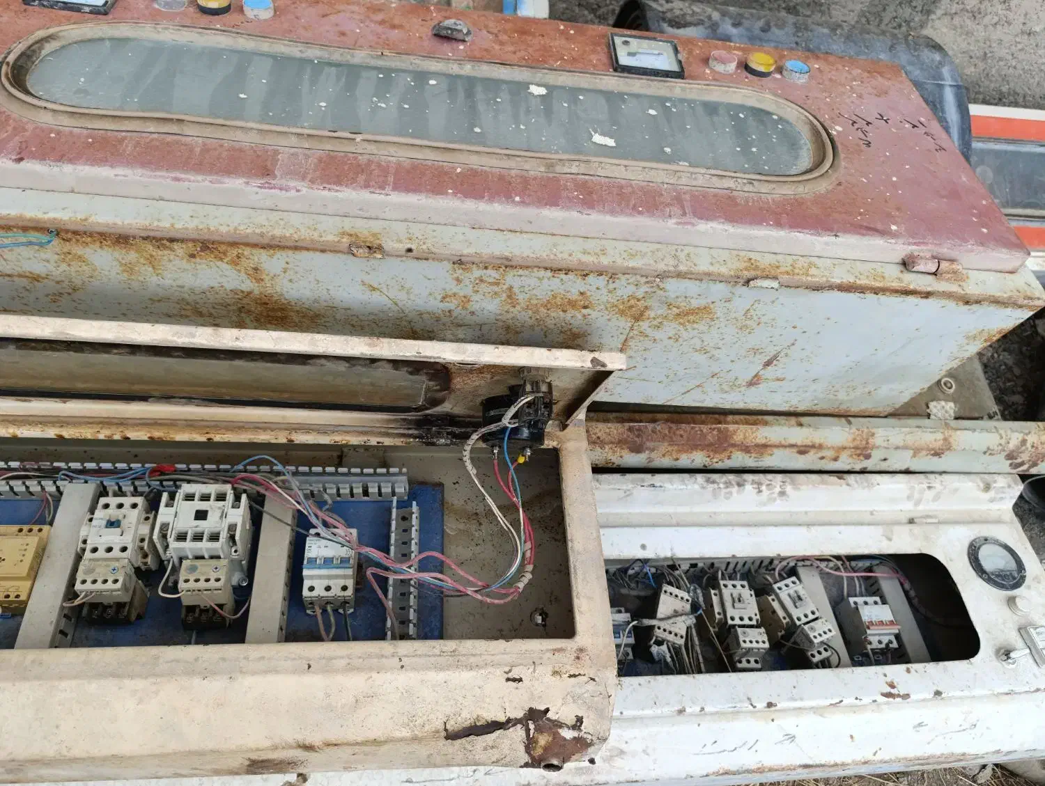 تابلو برق|ماشین‌آلات صنعتی|رزن, |دیوار