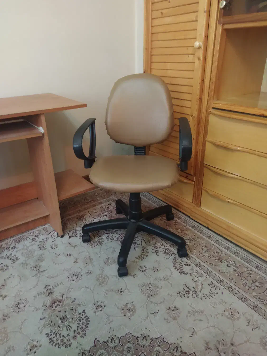 میز کامیپتر و صندلی|میز تحریر و کامپیوتر|پردیس, فاز ۴|دیوار