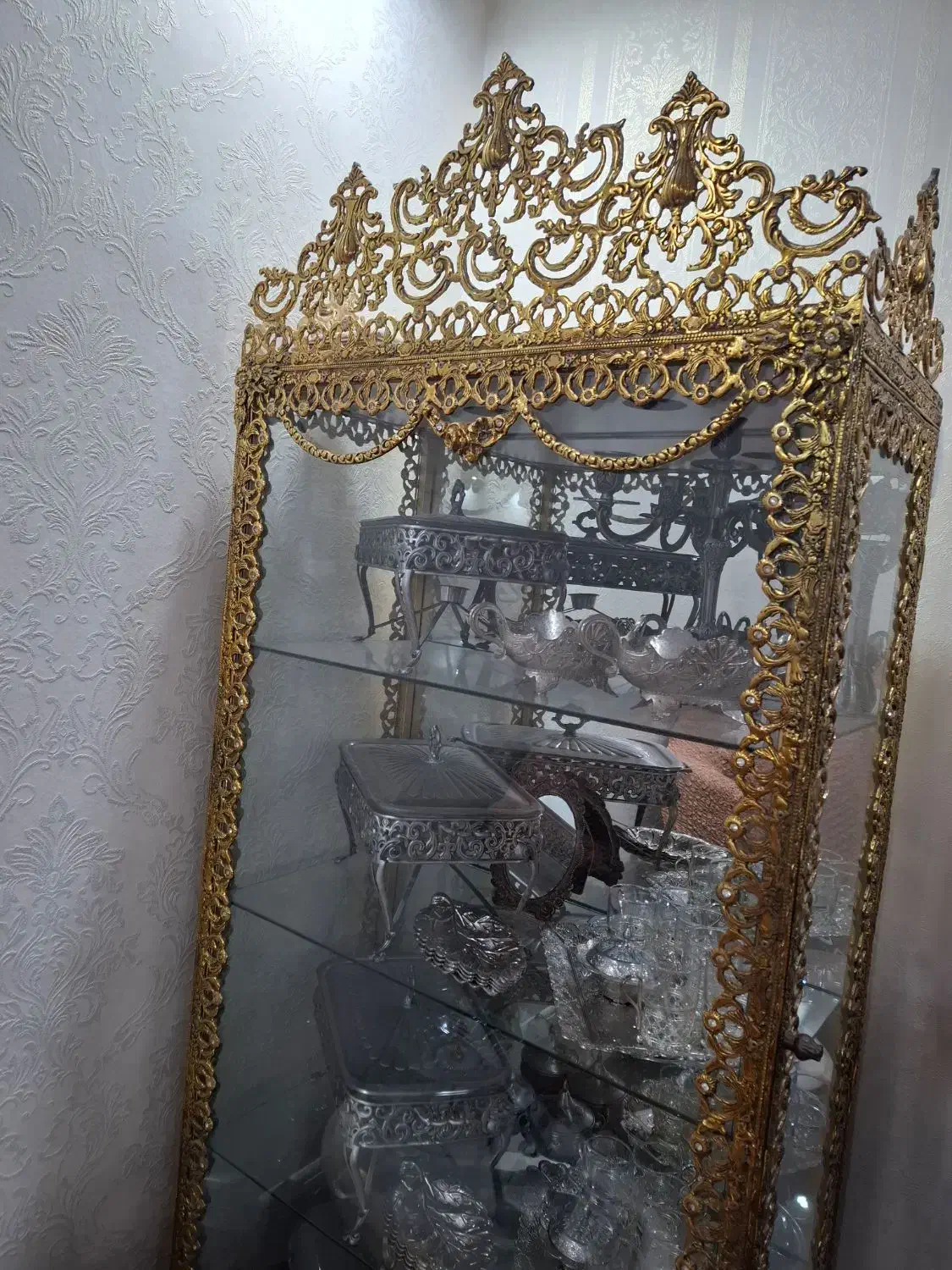 ویترین برنز اصل بسیار سنگین در حد نو|بوفه، ویترین، کنسول|تهران, ارم|دیوار