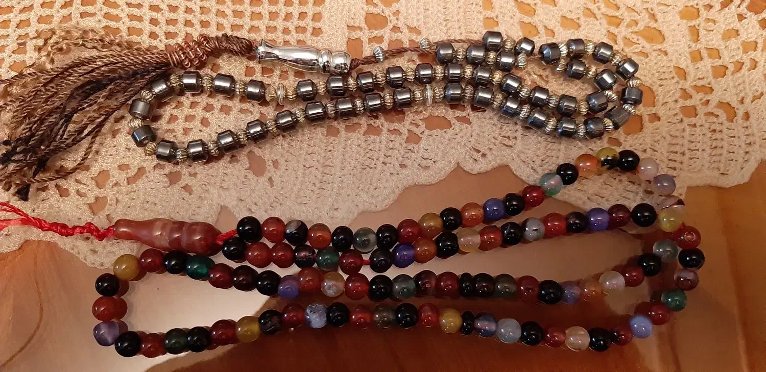 تسبیح عقیق  و کهربا و چاقو|کلکسیون اشیاء عتیقه|اردبیل, |دیوار