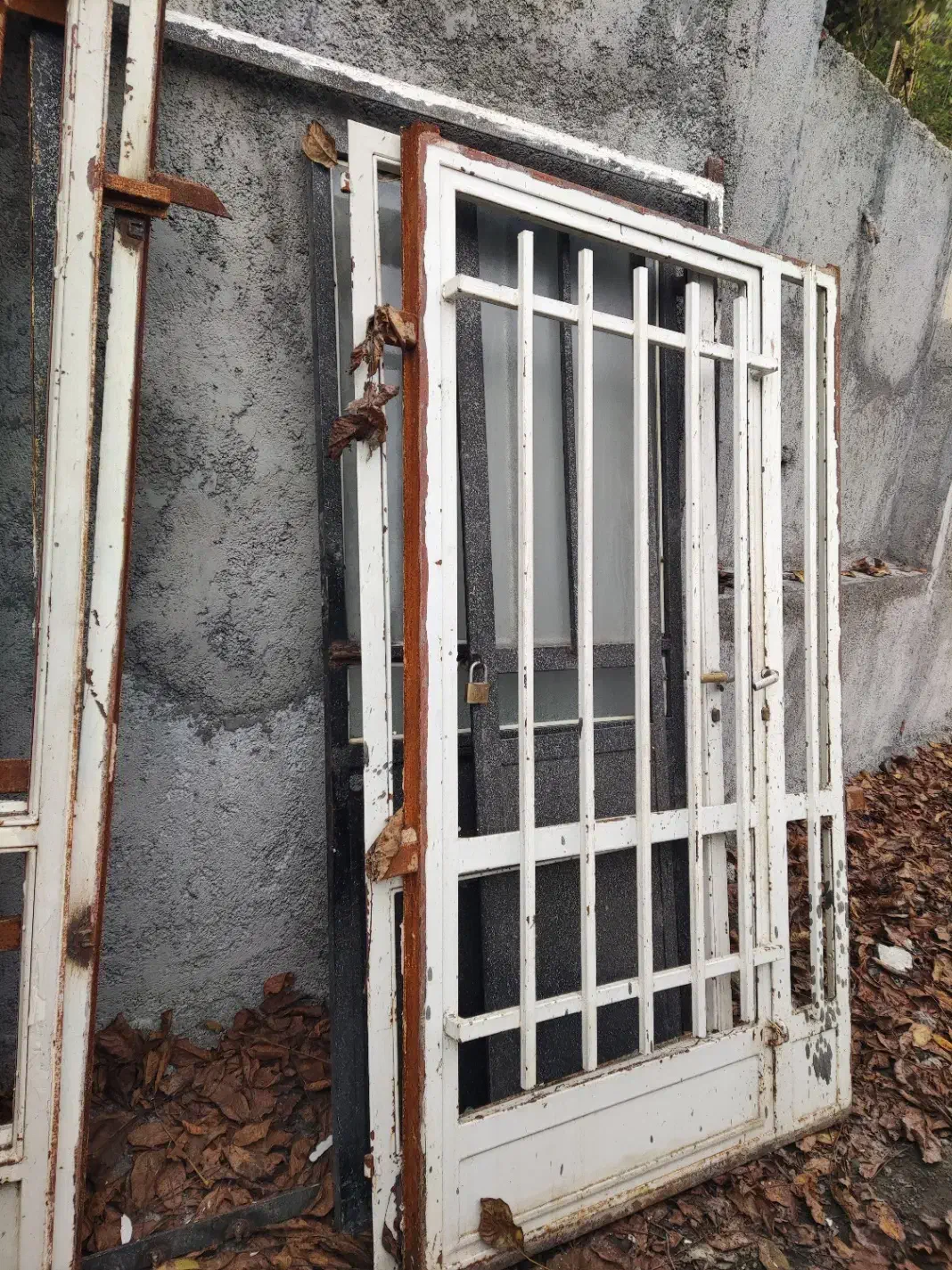 درب و پنجره و حفاظ آهنی بسیار مقاوم و سالم|مصالح و تجهیزات ساختمان|دالخانی, |دیوار