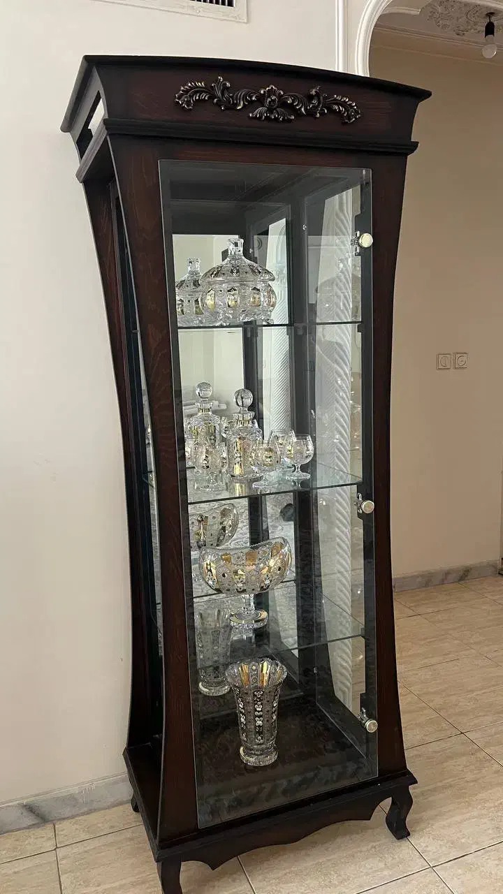 ویترین نو و سالم مناسب جهیزیه جنس چوب|بوفه، ویترین، کنسول|اصفهان, شاه پسند|دیوار