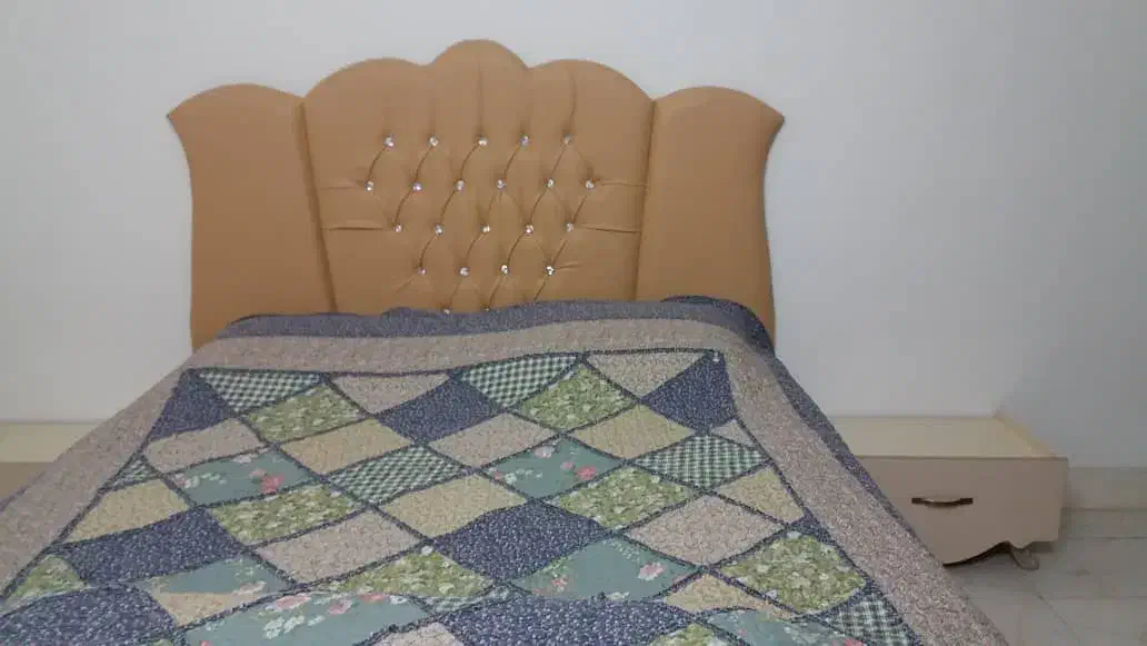 سرویس خواب دو نفره همراه با دو پاتختی|تخت و سرویس خواب|شیراز, گلشن|دیوار