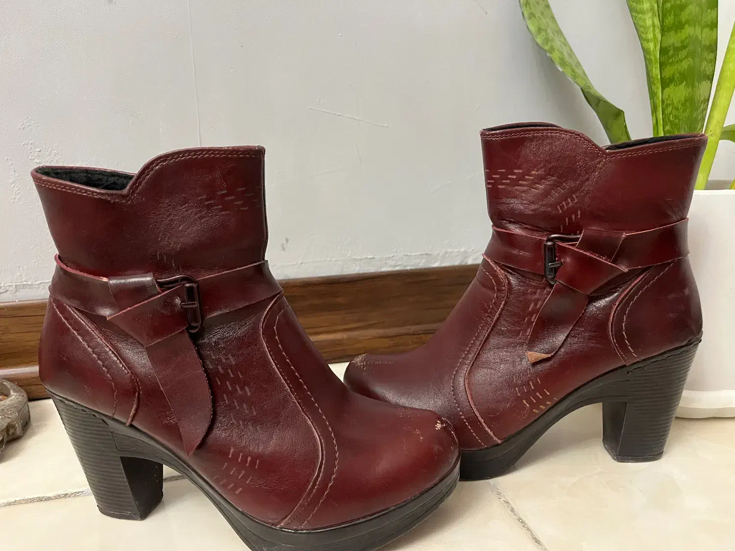 نیم بوت چرم|کیف، کفش، کمربند|رباط‌کریم, رباط‌کریم|دیوار