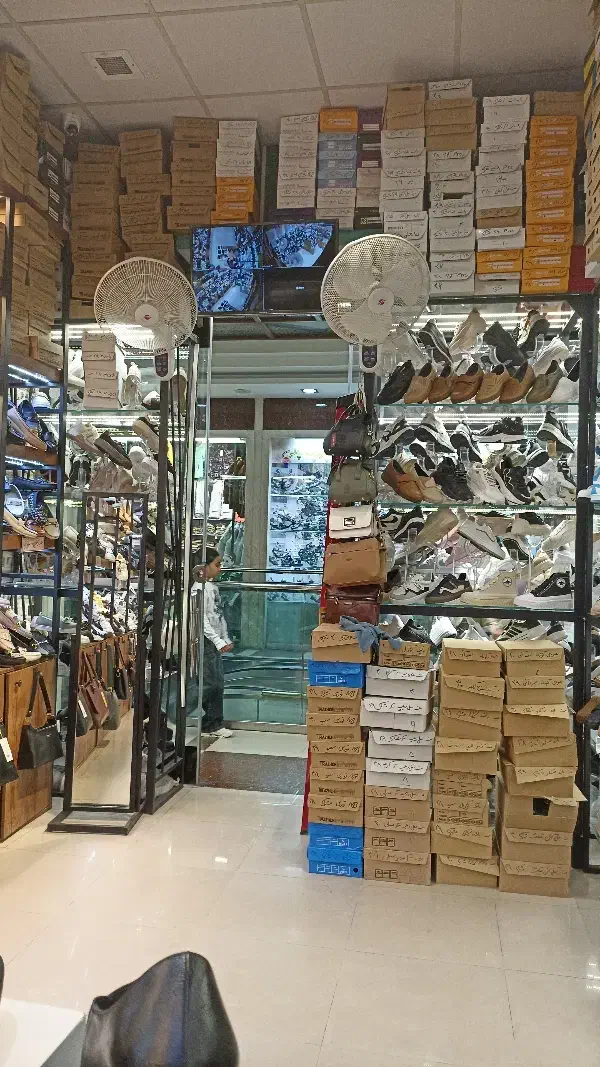 فروشنده جوان اقا جهت کار در کفش زنانه|استخدام بازاریابی و فروش|مشهد, هفده شهریور|دیوار