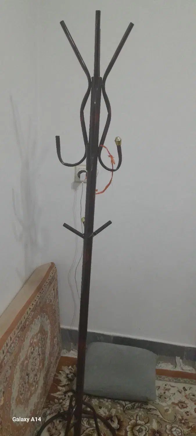 یک لباس گیرایستاده فلزی|بندرخت و رختآویز|سقز, |دیوار