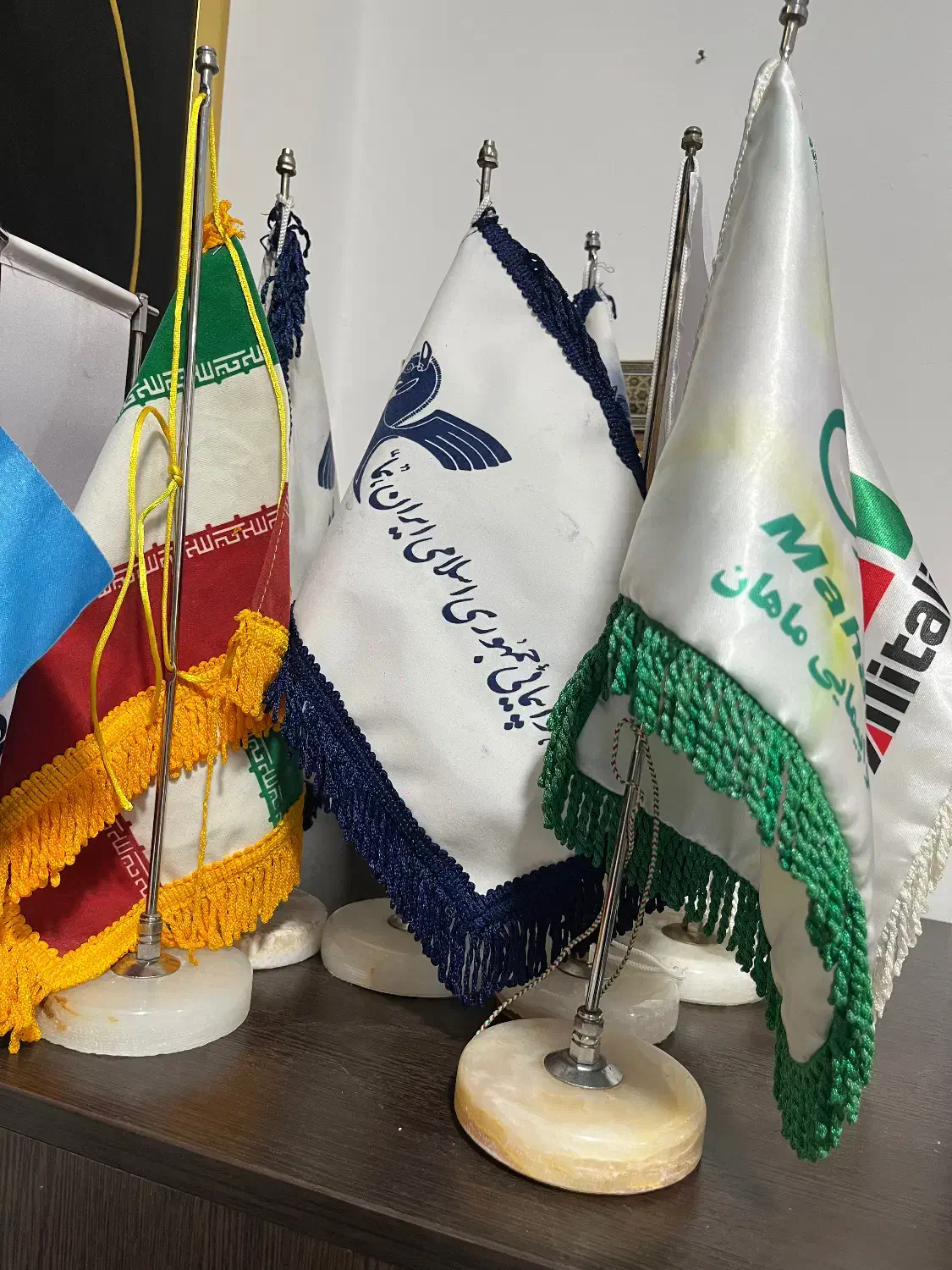 تعداد ۱۰ عدد پرچم رومیزی با پایه هواپیمایی و ایران|صنایع دستی و سایر لوازم تزئینی|شیراز, معالیآباد|دیوار