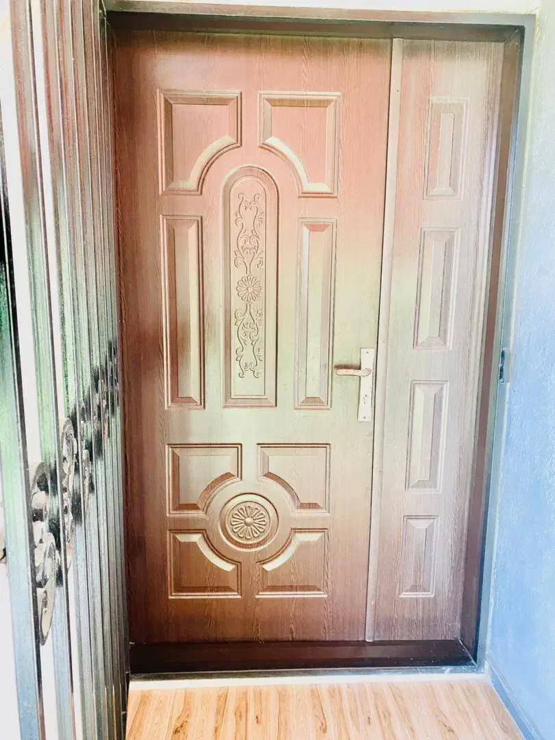 درب چوبی دو لنگه با قفل و دستگیره|فعالیت داوطلبانه|صومعه‌سرا, |دیوار