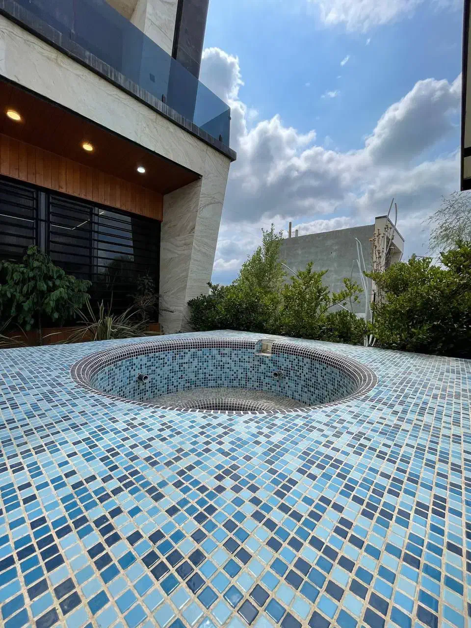 مدرن شهرکی جذاب با گیت سند شش دانگ جکوزی آلاچیق|فروش خانه و ویلا|ایزدشهر, |دیوار