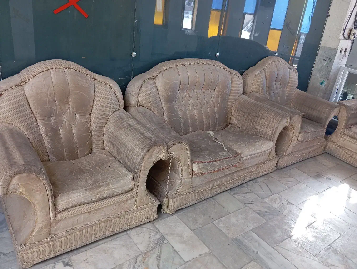 یک دست مبل هفت نفره دست دوم|مبلمان خانگی و میز عسلی|کرمان, |دیوار