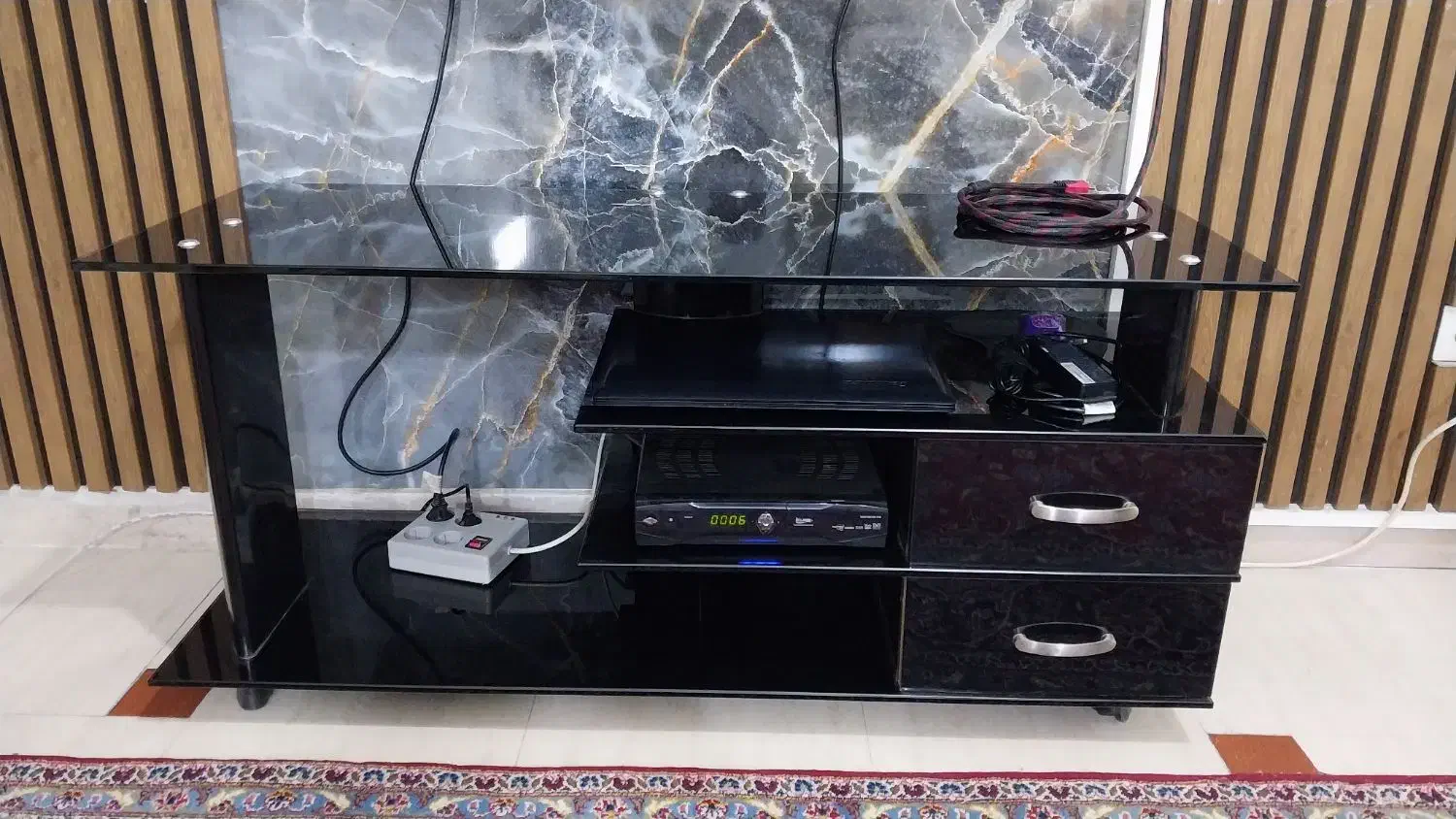 میز تلویزیون|میز تلویزیون|پرند, فاز ۲|دیوار