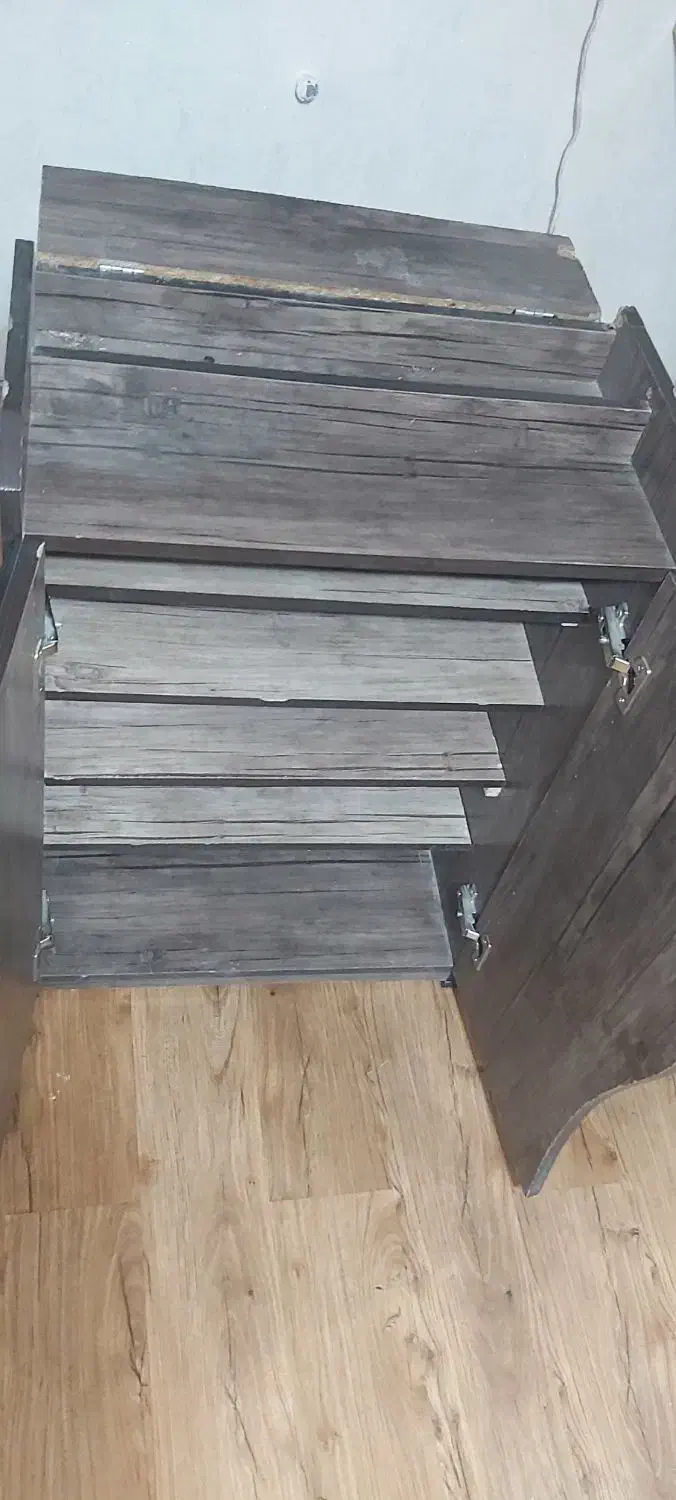 جاکفشی|جاکفشی، کمد، دراور|اصفهان, باغ فدک|دیوار