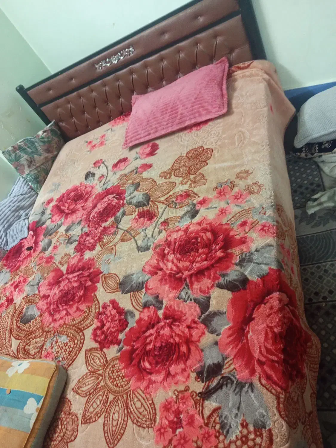 تخت خواب دو نفره تمیز سالم|تشک تختخواب|برازجان, |دیوار