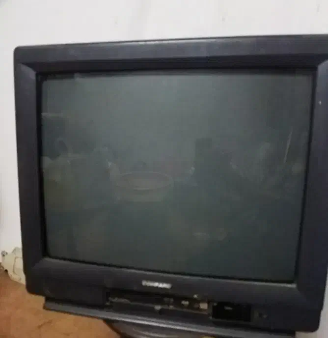 دو عدد تلویزیون سالم|تلویزیون و پروژکتور|کردکوی, |دیوار