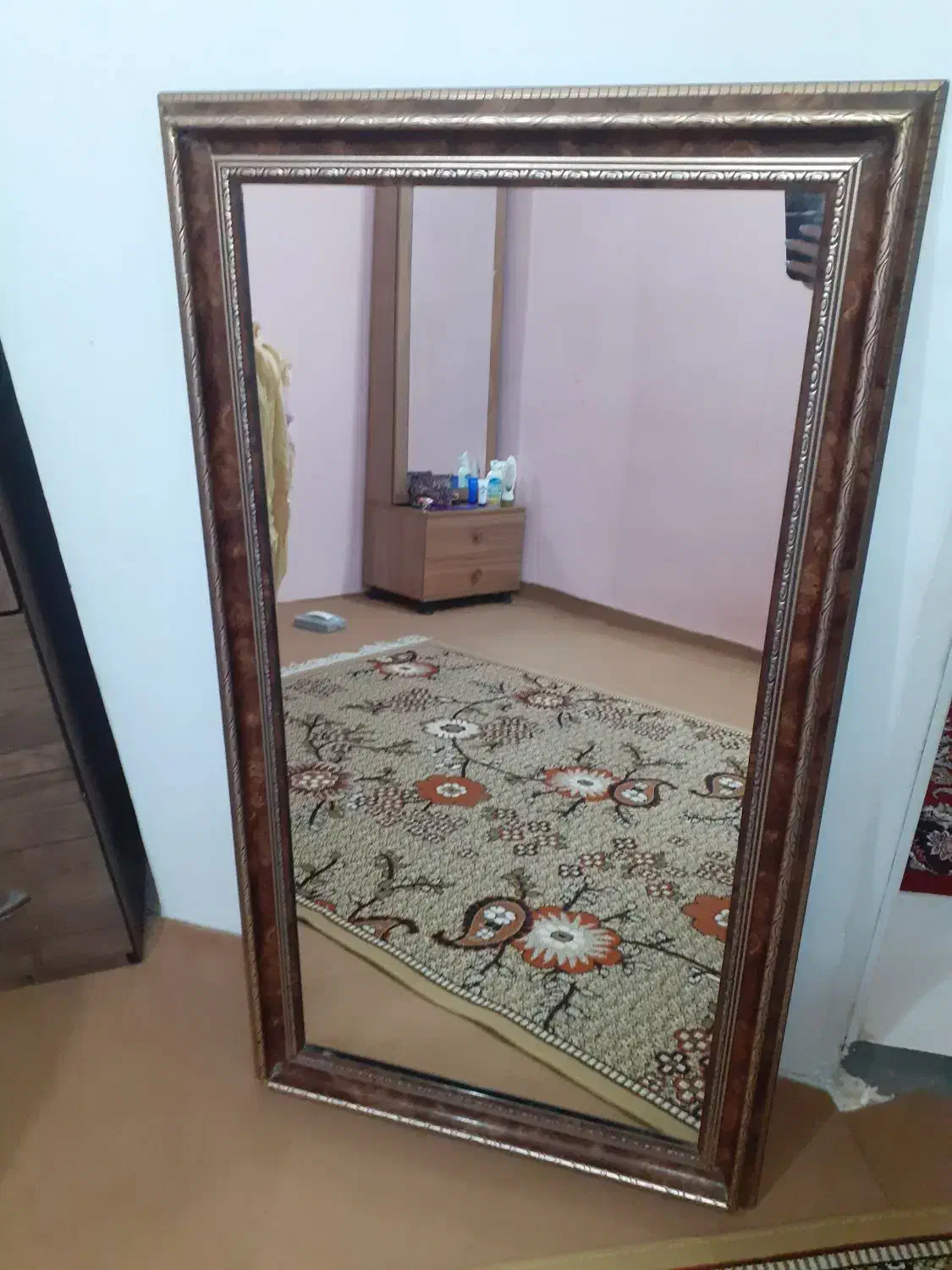 آیینه قدی|آینه|مشهد, هفت تیر (حافظ)|دیوار