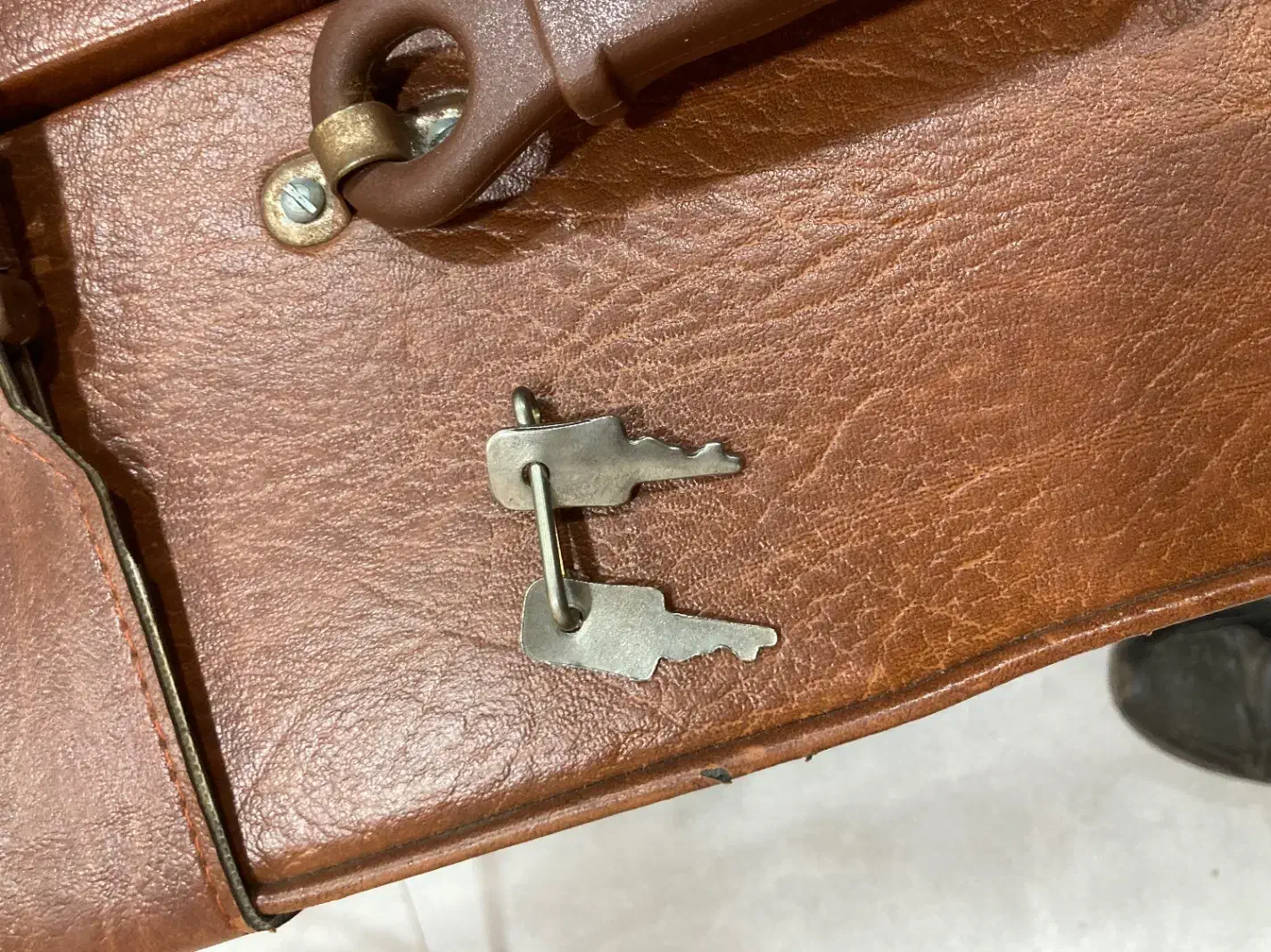 چمدان قدیمی در حد نو|کلکسیون اشیاء عتیقه|بابلسر, |دیوار