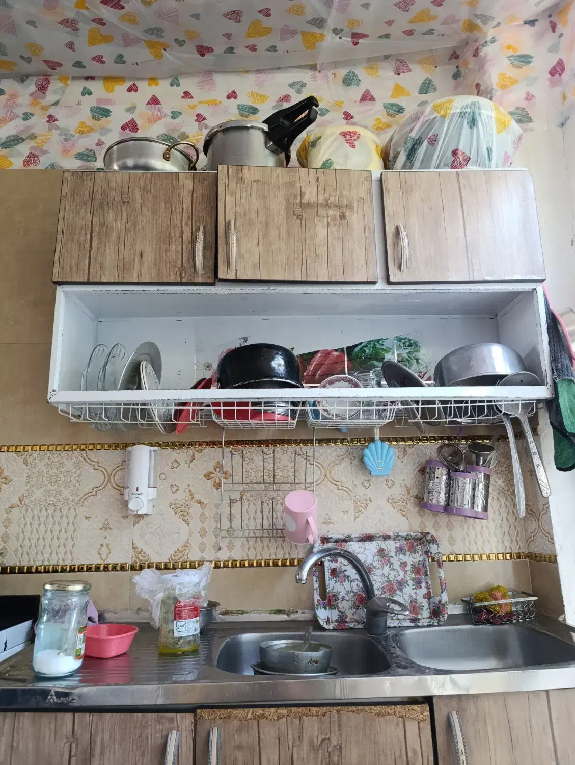 ابچکان|آب‌چکان و نظم‌دهنده ظروف|بیستون, |دیوار