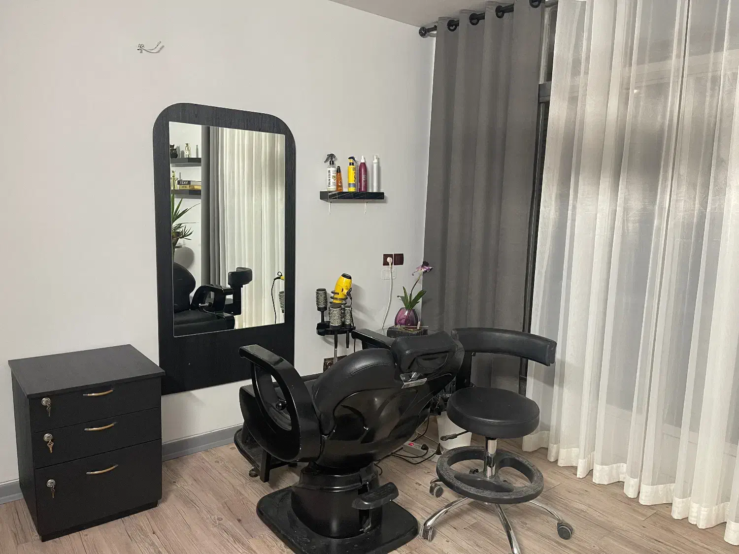 اجاره صندلی در سالن زیبایی محدوده خیابان میر|اجارهٔ دفتر کار، اتاق اداری، مطب|اصفهان, باغ نگاره|دیوار