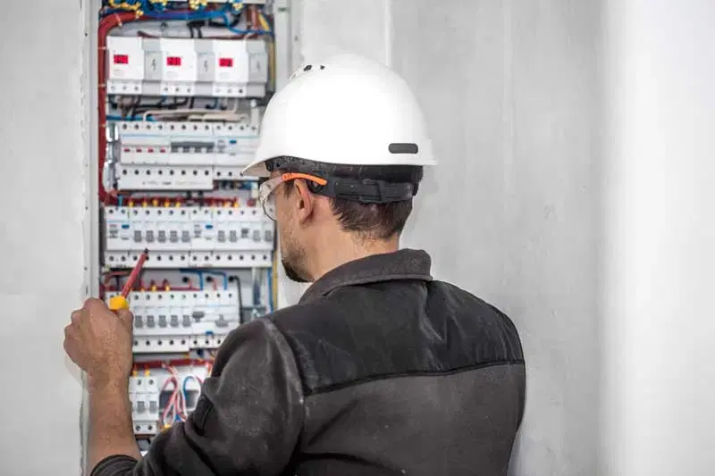 سیم کش برقکارسیمکشی برقکاری( جزی کلی حتی نصف شب)|خدمات پیشه و مهارت|تبریز, |دیوار