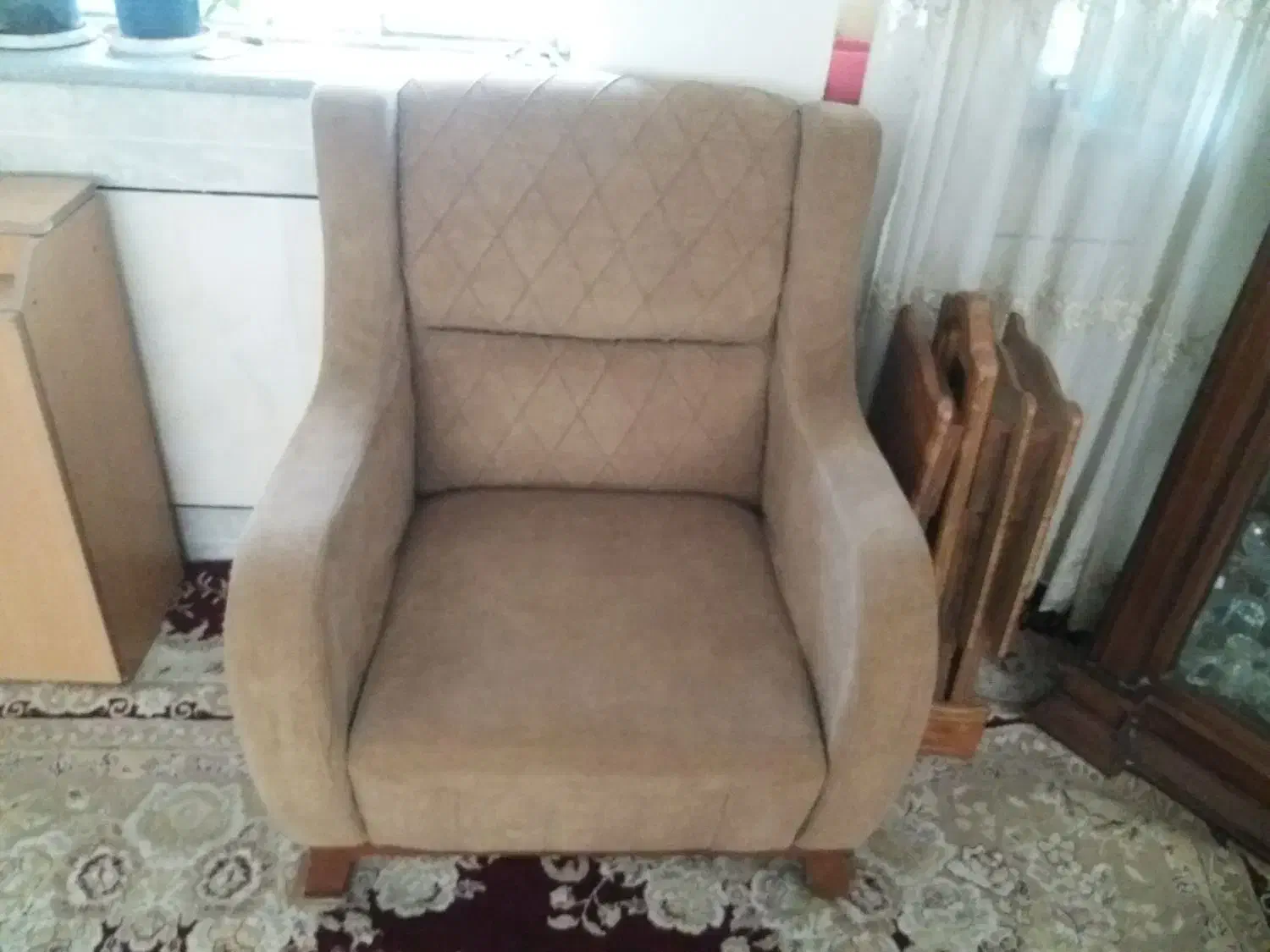 مبل‌تقریبا‌نو|مبلمان خانگی و میز عسلی|بن, |دیوار