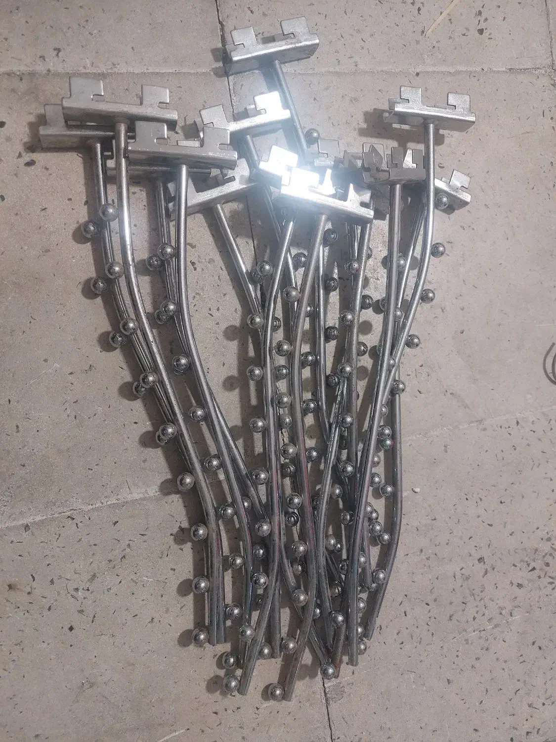 قفسه فلزی مشبک۳۲تا،تعدادی رگال تیله ای با چوب کار|کتابخانه، شلف، قفسههای دیواری|اندیشه, شهرک کوثر|دیوار