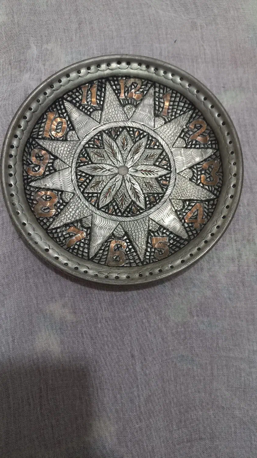 ساعت مسی عتیقه و بشقاب عتیقه...کنده‌کاری با دست|کلکسیون اشیاء عتیقه|سبزوار, فرهنگیان|دیوار