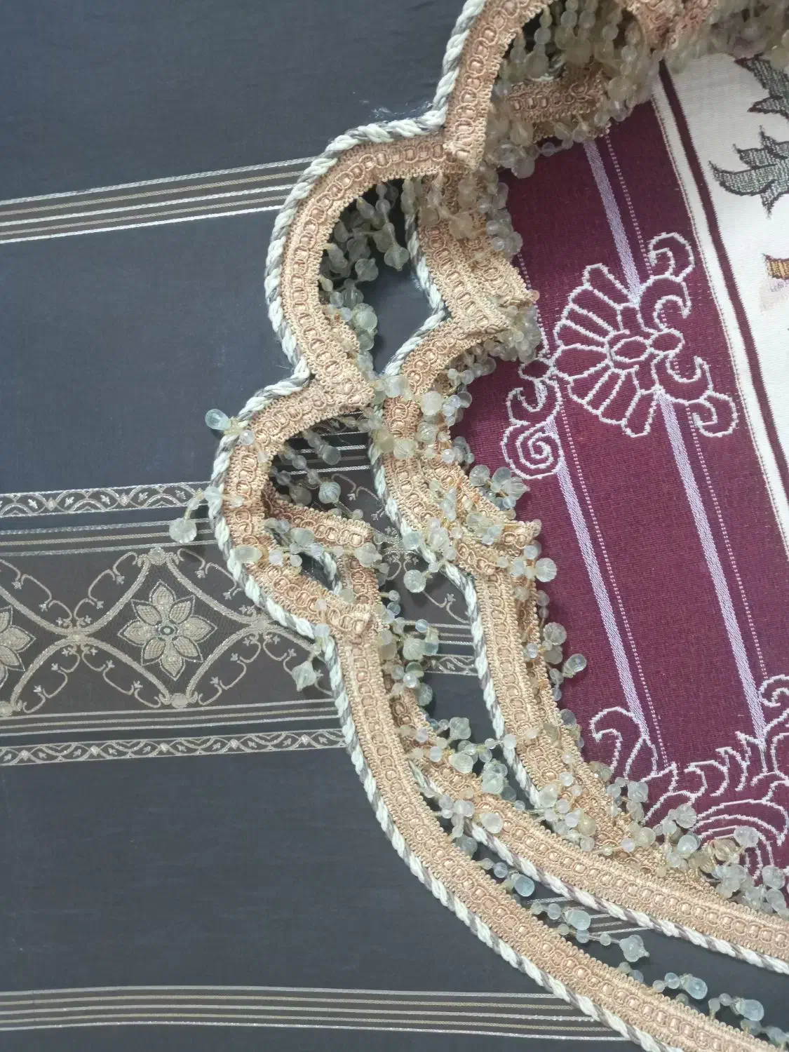 کتیبه پرده|پرده، رانر، رومیزی|قم, سراجه (۱۵ خرداد)|دیوار