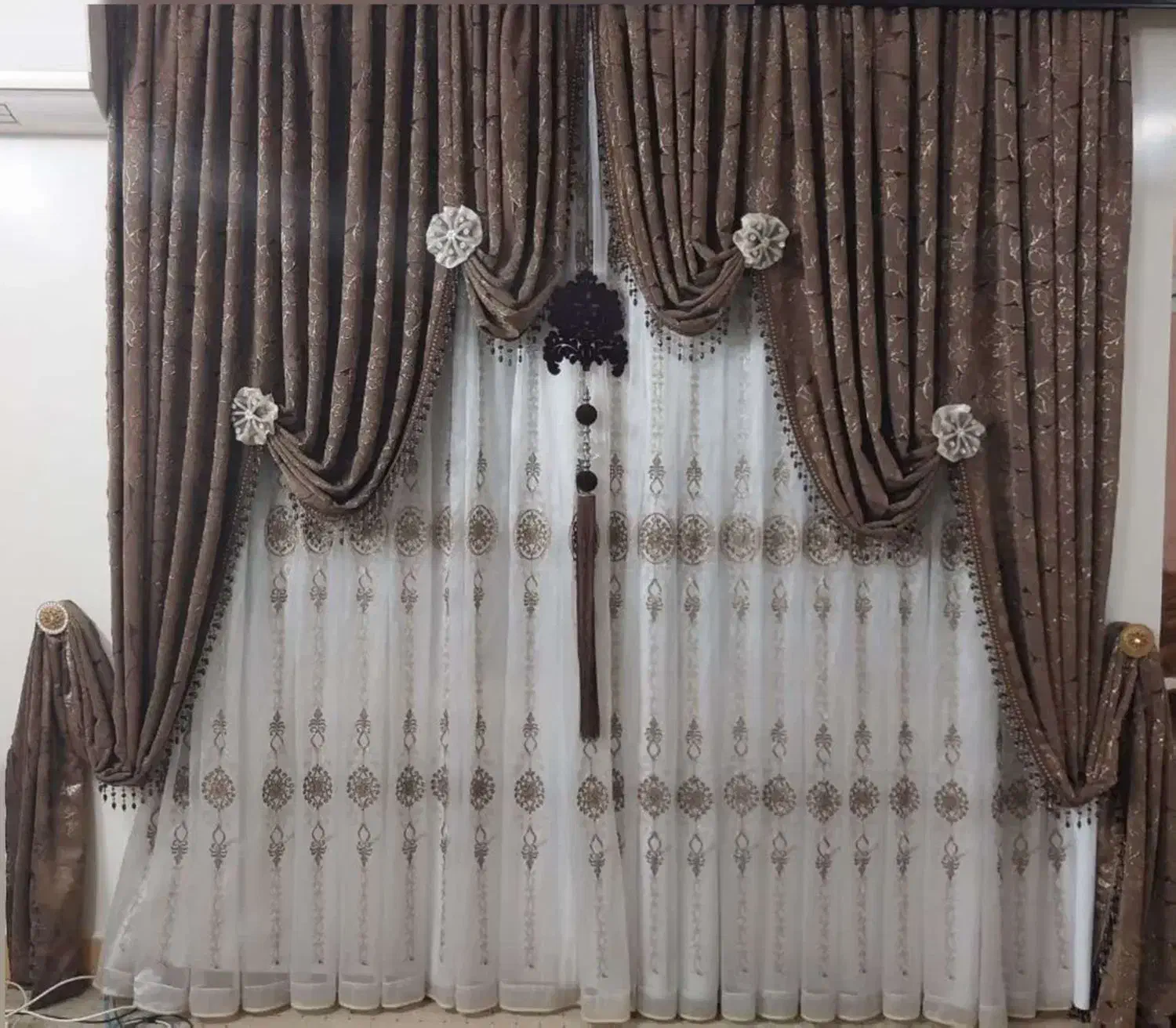 پرده مخمل قهوه ای طرح دار ، پرده حریر پلیسه آستر|پرده، رانر، رومیزی|شوشتر, |دیوار