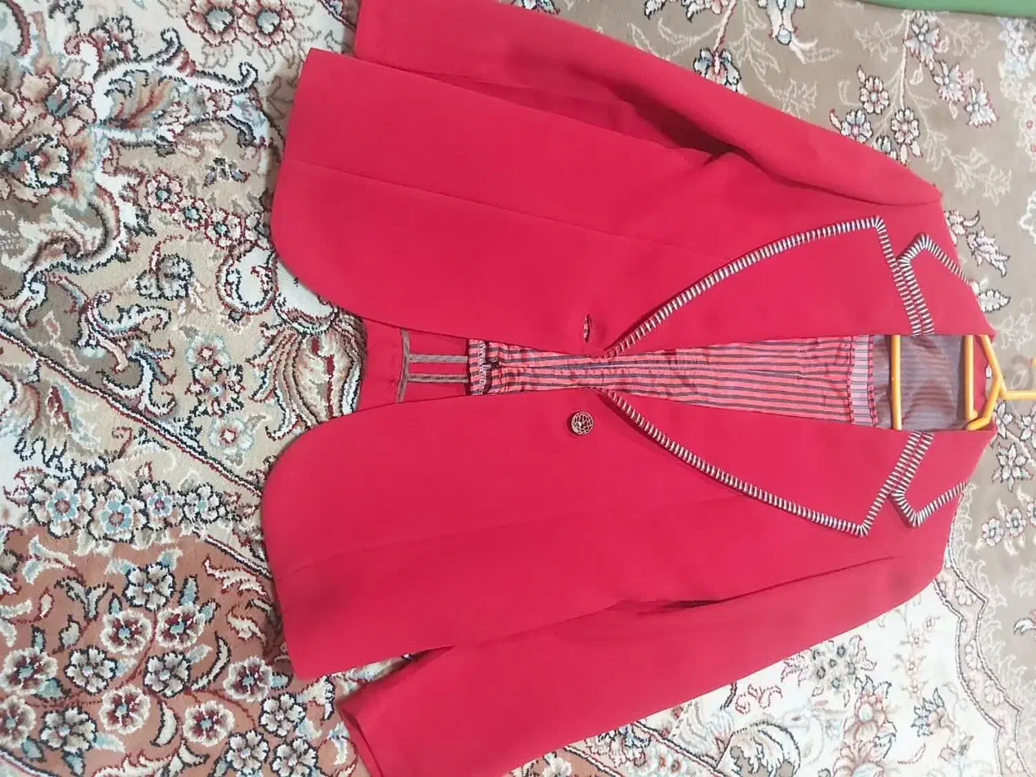 کت قرمز|لباس|اصفهان, جوزدان الیادران|دیوار