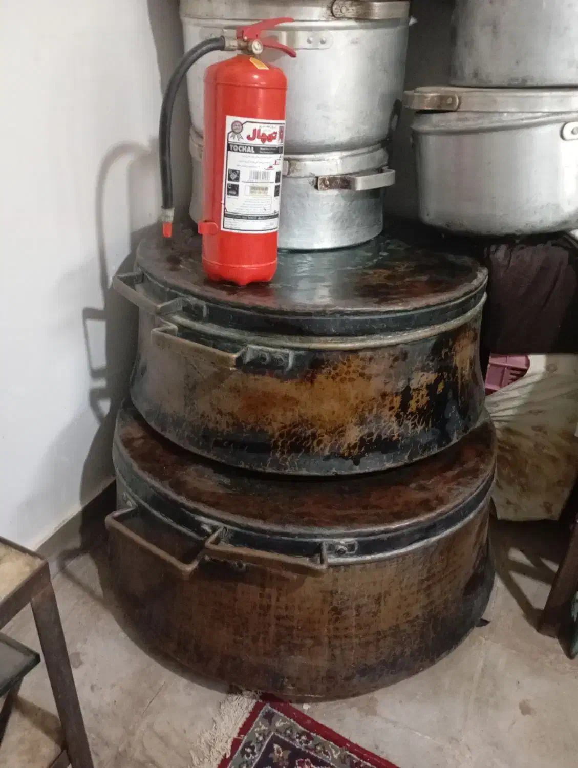 دیگ مسی قدیمی بزرگ معرف به دیگ امام حسینی|ظروف پختوپز|گنبکی, |دیوار