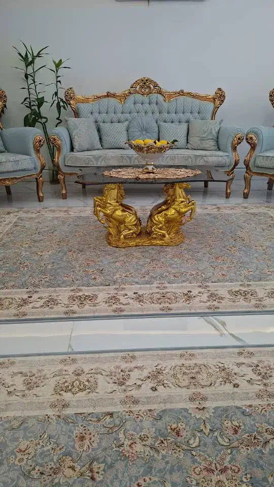 دو دست مبل کلاسیک و‌راحتی  بسیار تمیز|مبلمان خانگی و میز عسلی|ساری, |دیوار