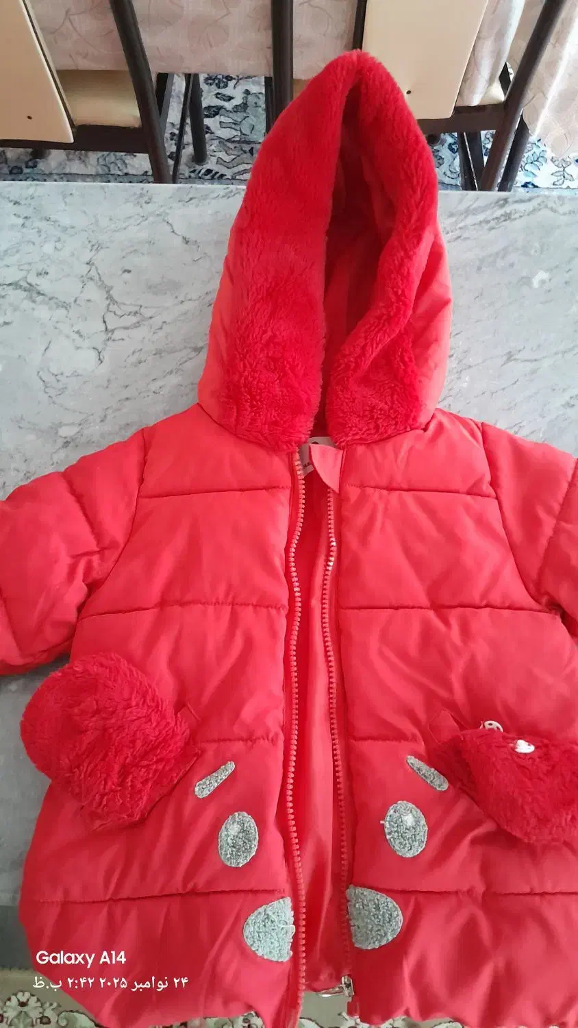 کاپشن|کفش و لباس بچه|میانه, |دیوار