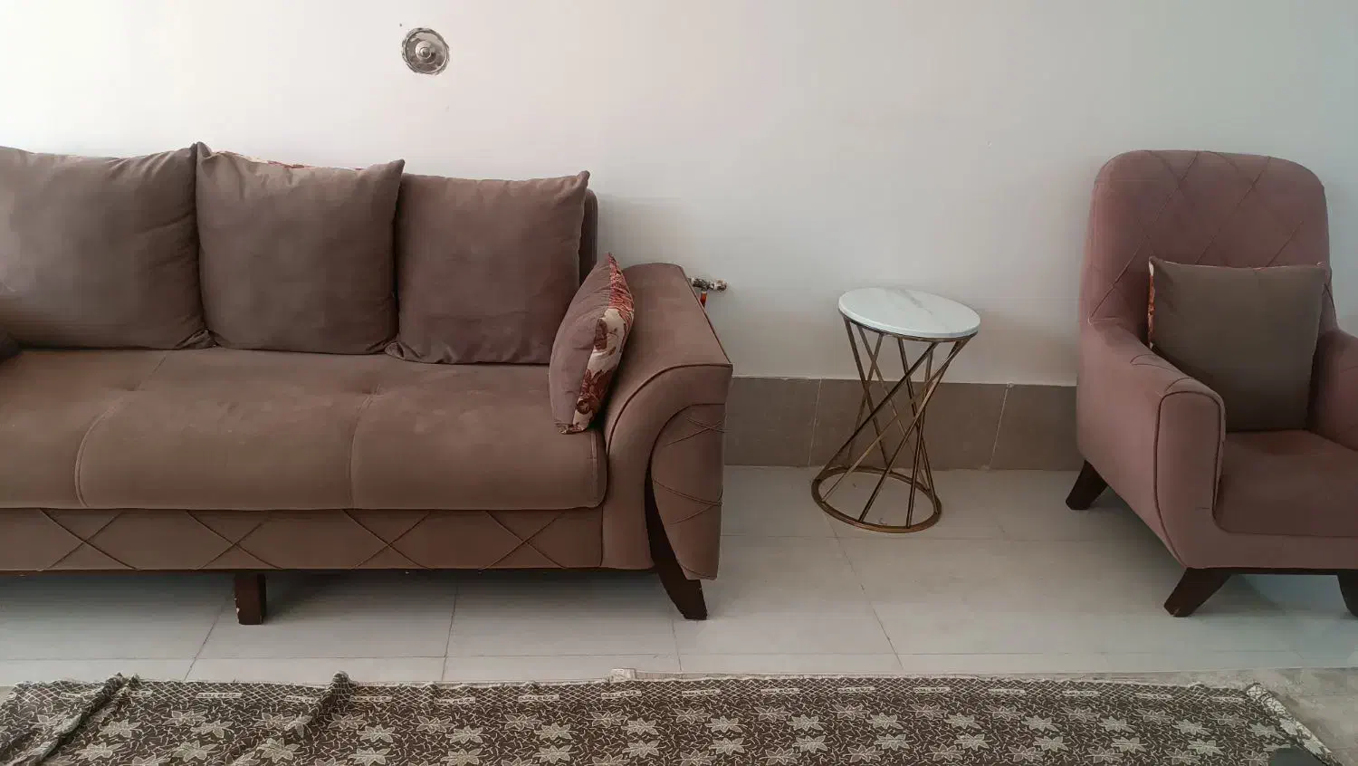 مبل۷نفره کاملا سالم|مبلمان خانگی و میز عسلی|شیراز, کوشک میدان|دیوار