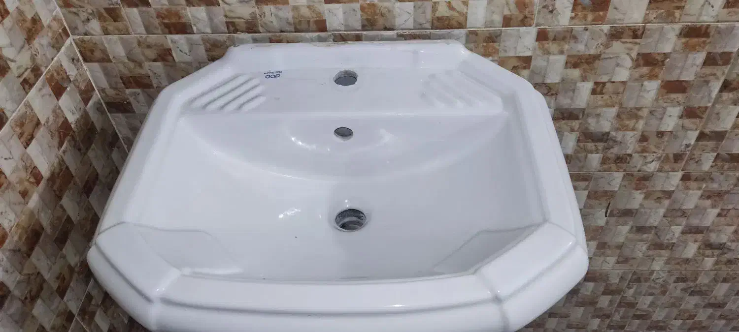 روشویی بهمراه پایه و آینه|لوازم سرویس بهداشتی|سیرجان, |دیوار