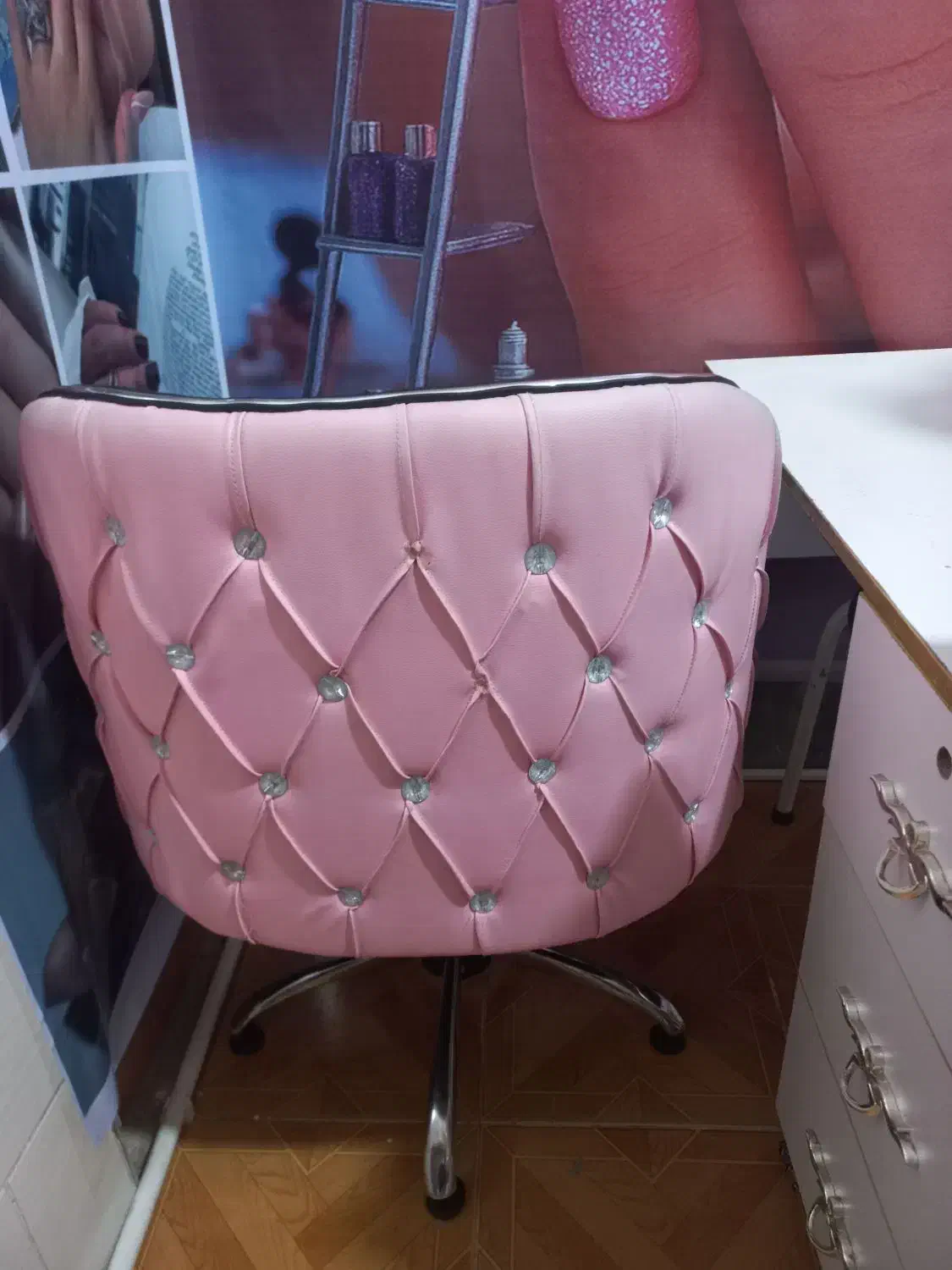 یک میز ناخن سالم وصندلی چرخدار سالم بفروش میرود|صندلی و نیمکت|محمدشهر, محمدشهر|دیوار