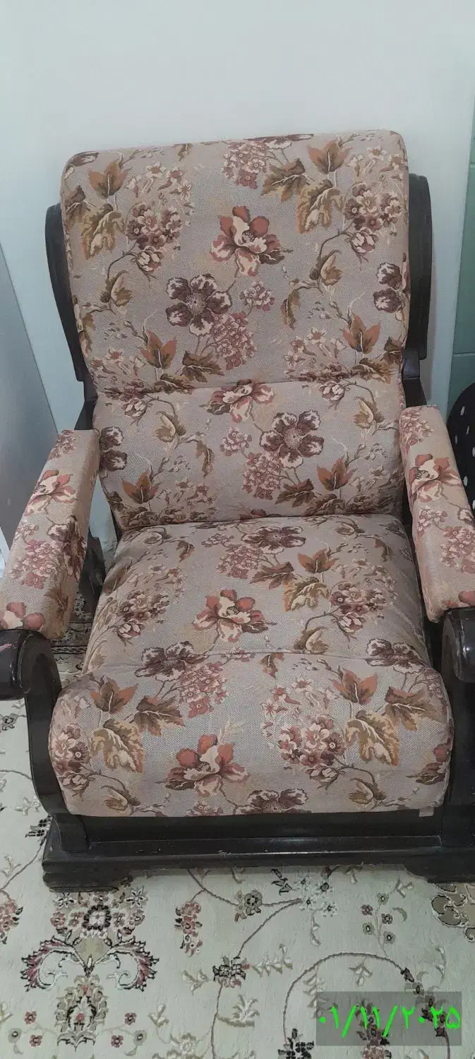 مبل راحتی قدیمی به همراه جلو مبلی|مبلمان خانگی و میز عسلی|دماوند, مسکن مهر گیلاوند|دیوار