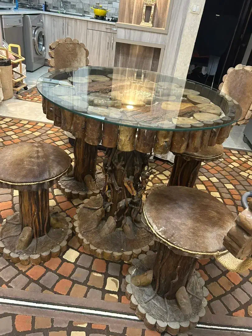 میز ناهار خوری تمام چوب و صندلی چرم‌گاو|میز و صندلی غذاخوری|رشت, کوی مهر|دیوار