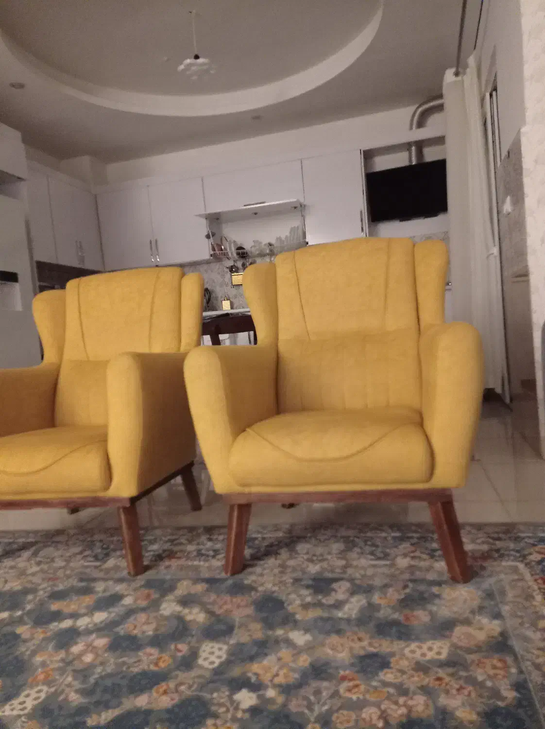 مبل تک نفره|مبلمان خانگی و میز عسلی|رشت, باهنر|دیوار