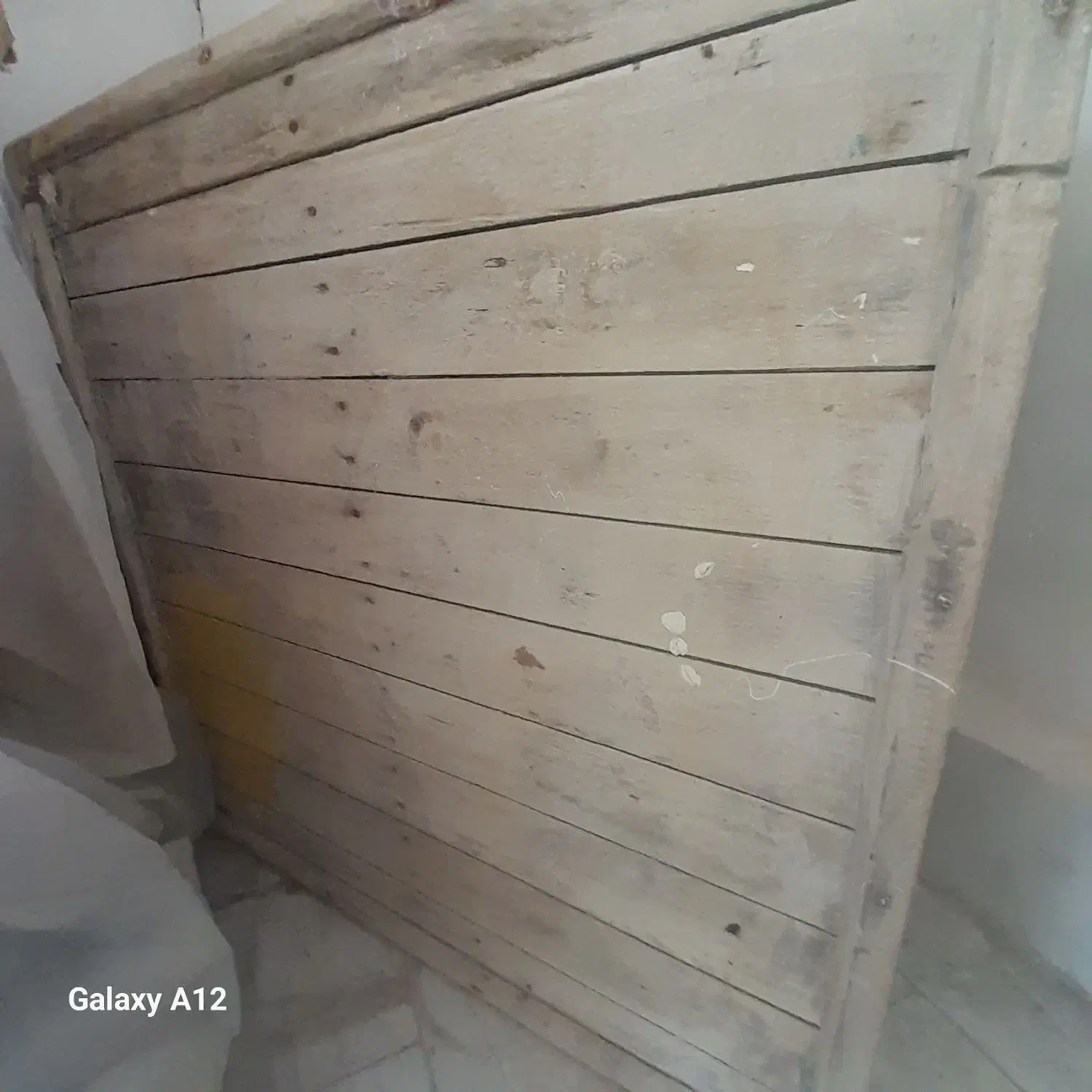 کرسی قدیمی|بخاری، هیتر، شومینه|دماوند, گیلاوند|دیوار