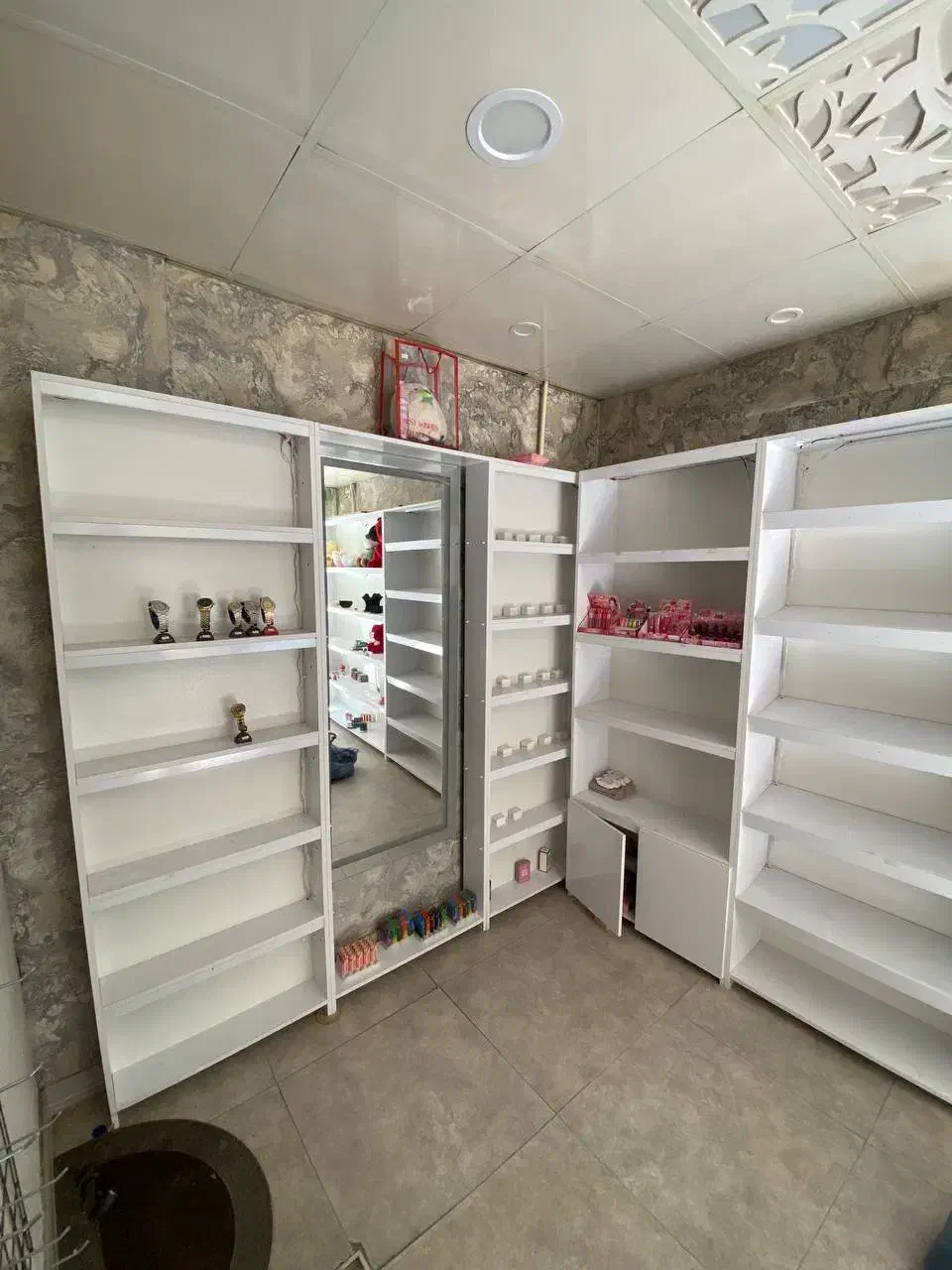 قفسه ویترین مغازه کم استفاده|کتابخانه، شلف، قفسه‌های دیواری|کرج, حصارک بالا|دیوار