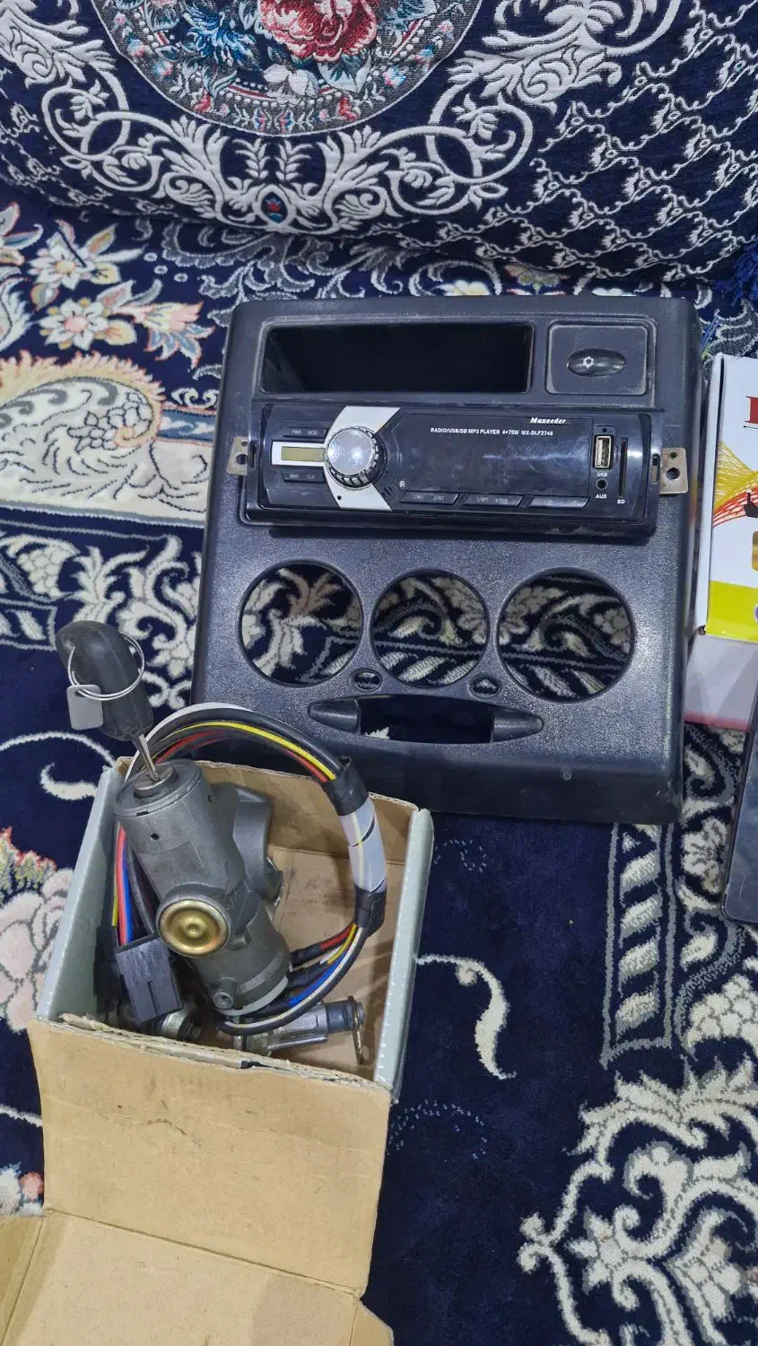 فروش یک عدد مانیتور و ضبط ماشین و جاسوییچی|قطعات یدکی و لوازم جانبی|قشم, |دیوار